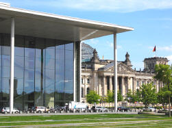 Bundeskanzleramt und Reichstagsgebäude